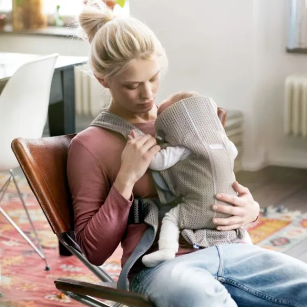 Baby Bjorn Mini 3D Mesh Greige> Buikdragers