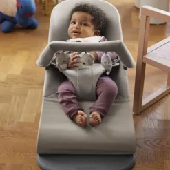 BabyBjörn Wipstoeltje Bliss – 3D Jersey – Zandgrijs><noscript><img width=