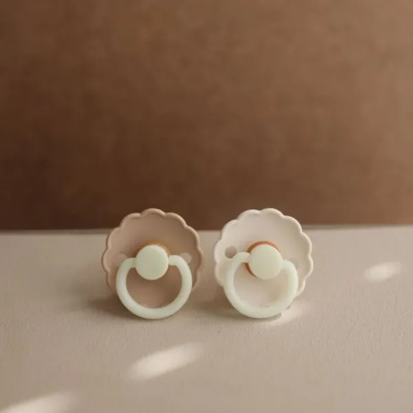 Frigg Fopspeen Daisy Night Croissant/Cream T2 6-18 mnd (2 stuks)> Fopspenen 12+ Maanden|Fopspenen 6+ Maanden