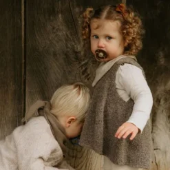 Frigg Fopspeen Little Viking Cocoa/Olive T1 0-6 mnd (2 stuks)><noscript><img width=