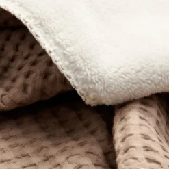 Koeka Wiegdeken Wafel/Teddy Oslo Sand/Pebble><noscript><img width=