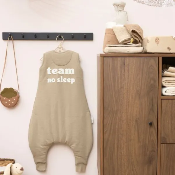 Meyco Baby Slaapzak Jumper Winter Slub Met Team No Sleep Applicatie Taupe / Offwhite 80 cm> 4-Seizoenen Slaapzakken