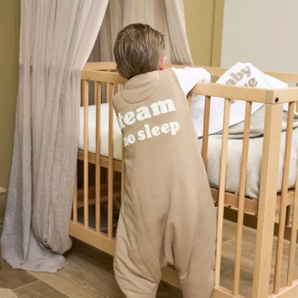 Meyco Baby Slaapzak Jumper Winter Slub Met Team No Sleep Applicatie Taupe / Offwhite 80 cm> 4-Seizoenen Slaapzakken