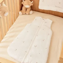 Noukie's F&O Slaapzak Met Borduursel - Maat 50 cm - Gewatteerde Mousseline - Wit><noscript><img width=
